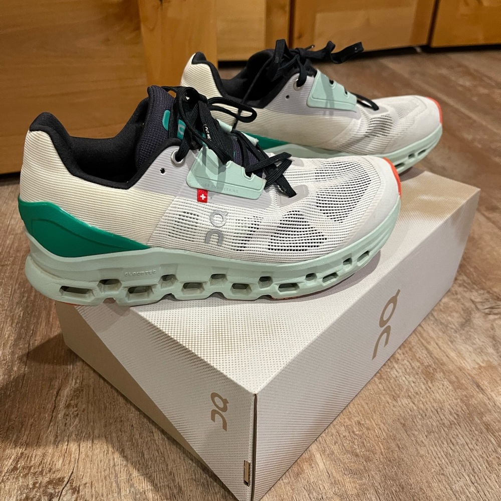 𝗢𝗡 𝗥𝗨𝗡𝗡𝗜𝗡𝗚 - 𝘊𝘓𝘖𝘜𝘋𝘚𝘛𝘙𝘈𝘛𝘜𝘚
